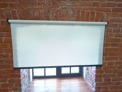 Рулонные шторы с черной фурнитурой для максимального сочетания с интерьером